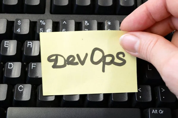 手放键盘贴纸Devops 软件工程文化的Devops概念及软件开发 特写的实践 — 图库照片