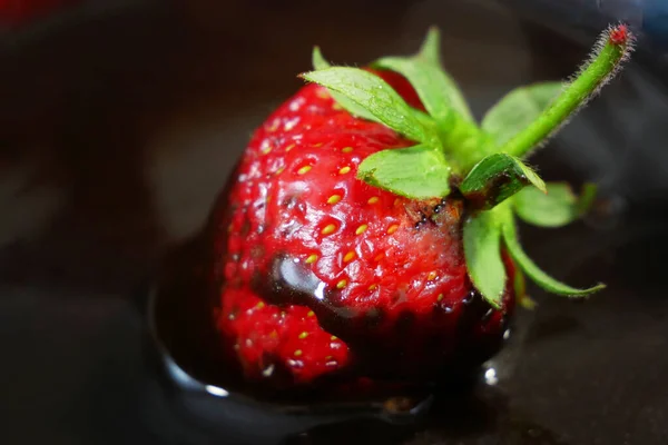 Φρέσκια Νόστιμη Φράουλα Καλυμμένη Μαύρη Σοκολάτα Σταγόνες Σοκολάτας Στις Φράουλες — Φωτογραφία Αρχείου