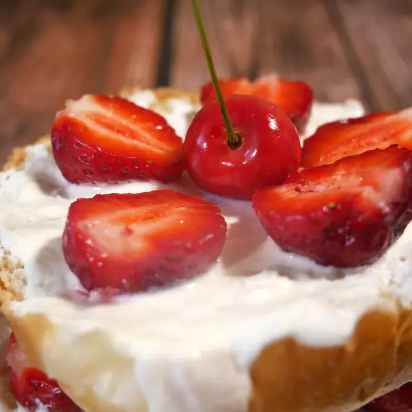 Cake Fresh Strawberries Whipped Milk Cream Closeup — Stock Photo, Image