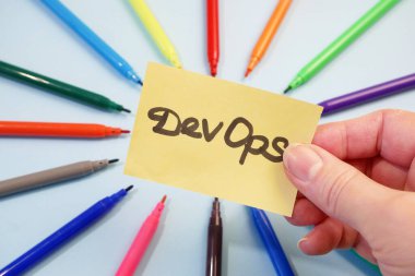 DevOps sözcüğüyle el çıkartması alır, yazılım mühendisliği kültürü ve yazılım geliştirme ve işletim uygulaması kavramı, yakın çekim