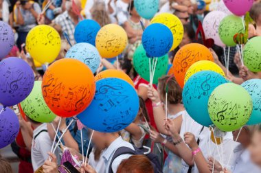 Renkli balonları olan bir sürü insan, balonlu, açık havada