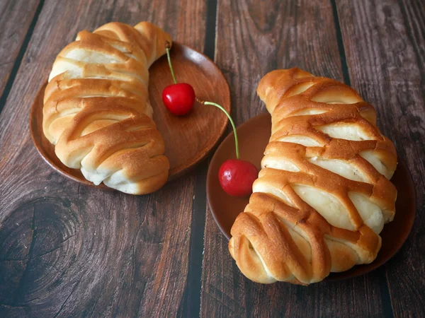 Pastel Con Cerezas Frescas Con Crema Leche Batida Primer Plano — Foto de Stock