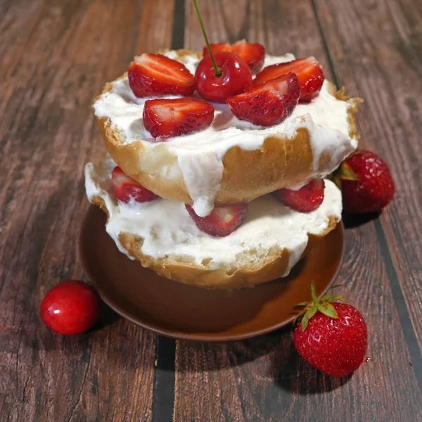 Cake Fresh Strawberries Whipped Milk Cream Closeup — Stock Photo, Image