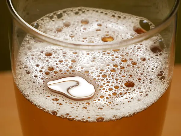 木製のテーブルの上にビールグラス クラフトビールフェスティバル パブで泡とビール アルコール飲む クローズアップ — ストック写真