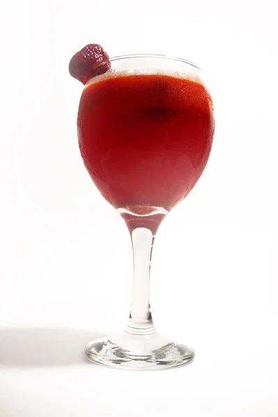 草莓鸡尾酒加冰 莫吉托 罗西尼酒精鸡尾酒 新鲜夏季鸡尾酒 特写镜头 — 图库照片