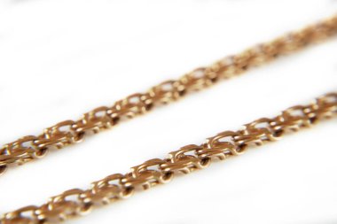 Beyaz arka planda altın zincir. Altın zincir çizgi filmi. Yakın çekim.