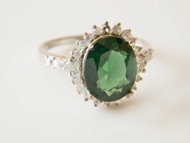 Zümrüt taşlı güzel, eski bir yüzük beyaz arka planda, yakın plan.