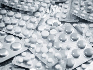geniş bir grup kapsül, haplar, tabletler ve kabarcıklar, arka plan, yakın çekim