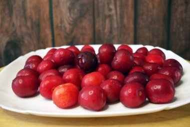 Beyaz tabakta tatlı kirazlar. Taze kirazlar. Lezzetli kirazlar. Yakın çekim.