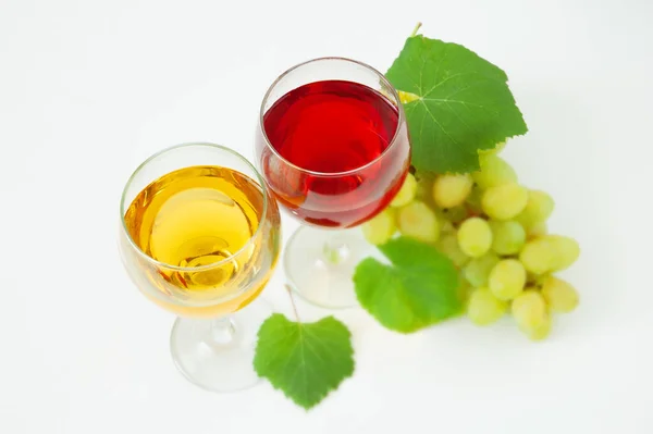 Ripe Grapes Leaves Wine Glasses Red White Wine Closeup — Stock Photo, Image