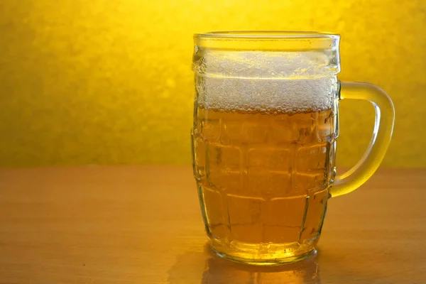 木製のテーブルの上にビールグラス クラフトビールフェスティバル パブで泡とビール アルコール飲む クローズアップ — ストック写真