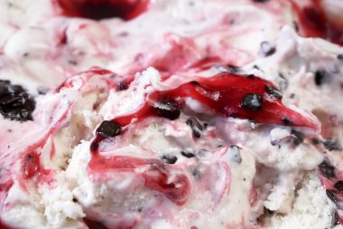 Beyaz ve kırmızı dondurmayı kapat, çilekli dondurma reçel ve çikolata, makro