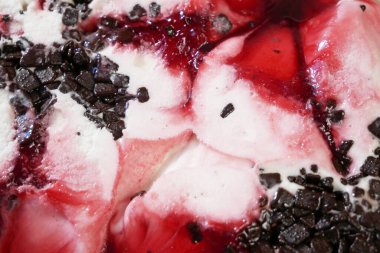 Beyaz ve kırmızı dondurmayı kapat, çilekli dondurma reçel ve çikolata, makro