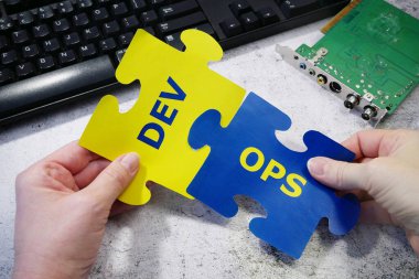 Eller klavye çıkartması DevOps 'a. Yazılım mühendisliği kültürü ve yazılım geliştirme ve işletim uygulaması için DevOps kavramı, yakın plan