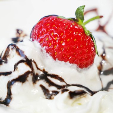 Taze Çilek ve Krem şantili, yakın plan.