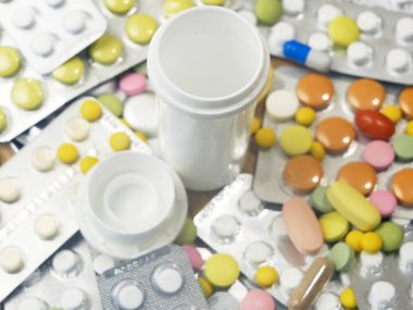 geniş bir grup kapsül, haplar, tabletler ve kabarcıklar, arka plan, yakın çekim