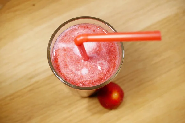 Frische Erdbeeren Und Milchcreme Smoothie Auf Blauem Hintergrund Nahaufnahme — Stockfoto