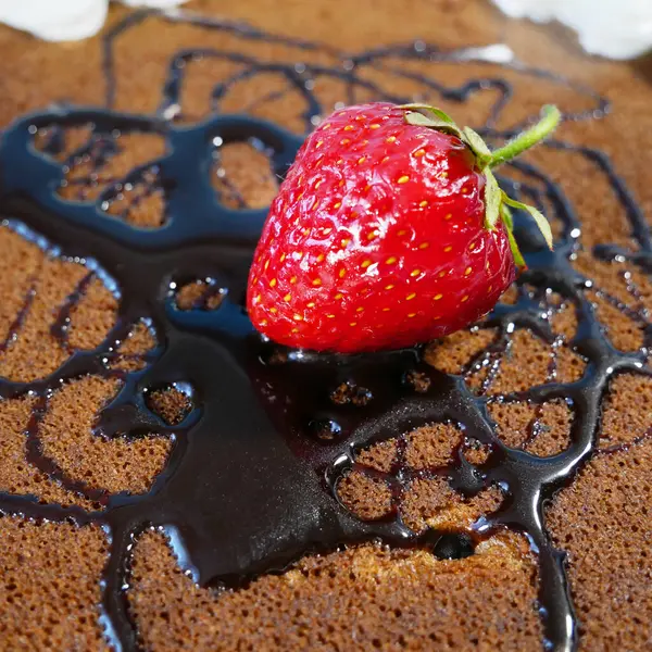 Delicioso Pastel Fresas Con Crema Chocolate Tarta Con Fresas Frescas — Foto de Stock