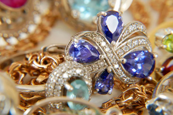 Arany Ékszerek Gyűrűkkel Fülbevalókkal Arany Lánccal Zálogház Koncepció Közelkép — Stock Fotó