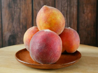 Şeftali grubu ahşap arka planda, yakın plan