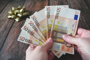 Avro parasının eli kulağında. Macro, yakın plan.