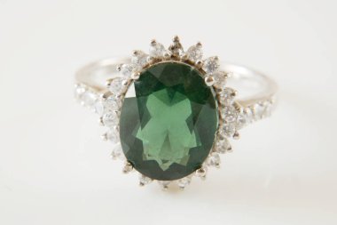 Zümrüt taşlı güzel, eski bir yüzük beyaz arka planda, yakın plan.