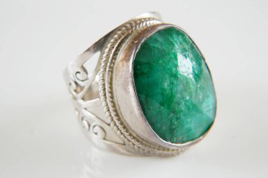 Zümrüt taşlı güzel, eski bir yüzük beyaz arka planda, yakın plan.