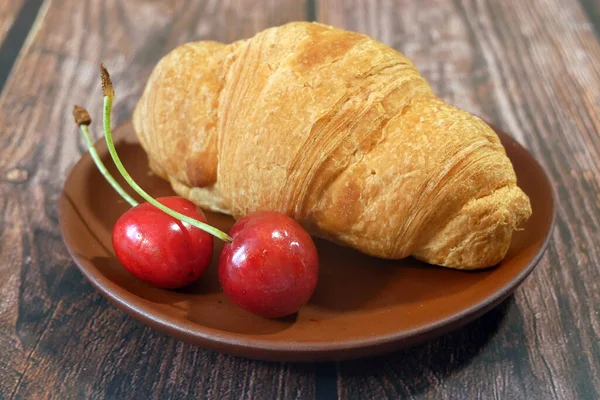 Croissant Appena Sfornati Con Ciliegia Piatto Fondo Legno Primo Piano — Foto Stock