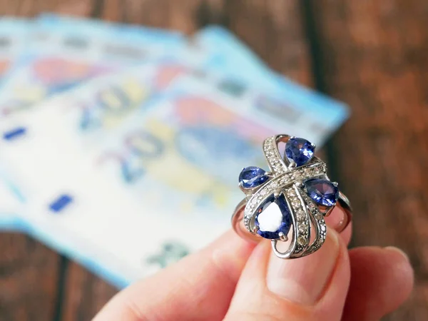 Para Mücevher Rehinci Satış Yüzükler Para Ahşap Arka Planda Yakın — Stok fotoğraf