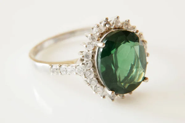 Belle Bague Vintage Avec Pierre Émeraude Posée Sur Fond Blanc — Photo