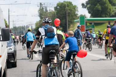 Yaz günü bisiklet sürerken kask takan bisikletçi, yakın çekim.