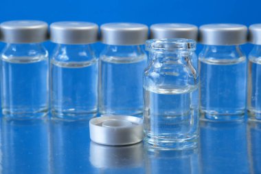Covid-19 Coronavirus aşısı, üretim ilacı aşısı, yakın çekim.