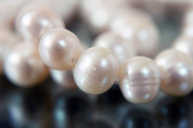 Siyah arka planda güzel inci kolyeler, rehinci konsepti, kuyumcu dükkânı konsepti