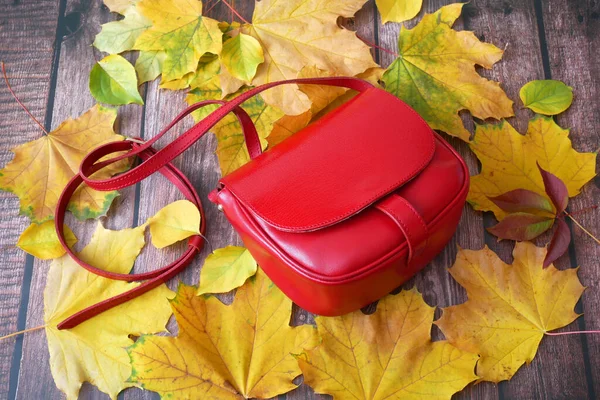 Red Woamn Bag Autumn Leaves Wooden Background Autumn Sale Concept — ストック写真