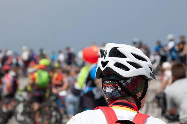 Ciclista Con Casco Puesto Durante Paseo Bicicleta Ciudad Día Verano — Foto de Stock