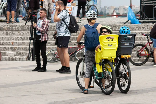 Cild Con Los Padres Con Bici Casco Las Competiciones Primer — Foto de Stock