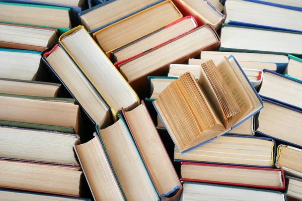 Bir Sürü Kitap Yığını Kütüphane Önü Kitapçı Kapanış — Stok fotoğraf