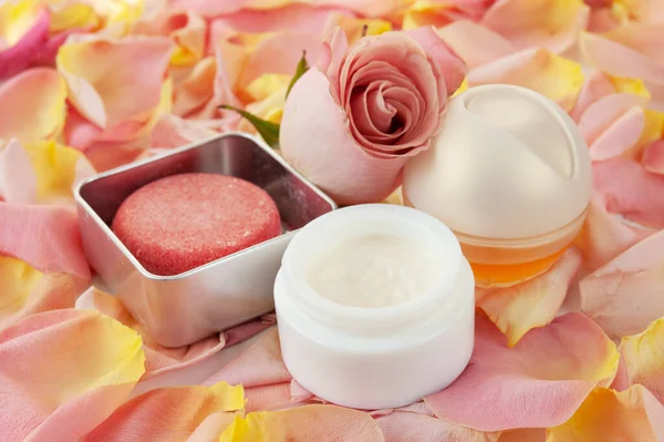 瓶子里的奶油化妆品 新鲜的粉红色玫瑰花和花瓣 自然的化妆品概念 — 图库照片