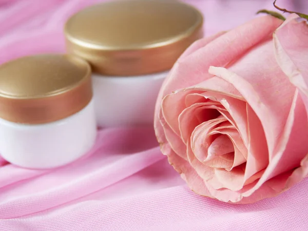 瓶子里的奶油化妆品 新鲜的粉红色玫瑰花和花瓣 自然的化妆品概念 — 图库照片