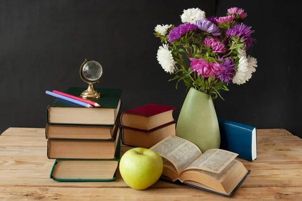 Pila Libros Ramo Flores Sobre Fondo Artístico Día Del Maestro — Foto de Stock