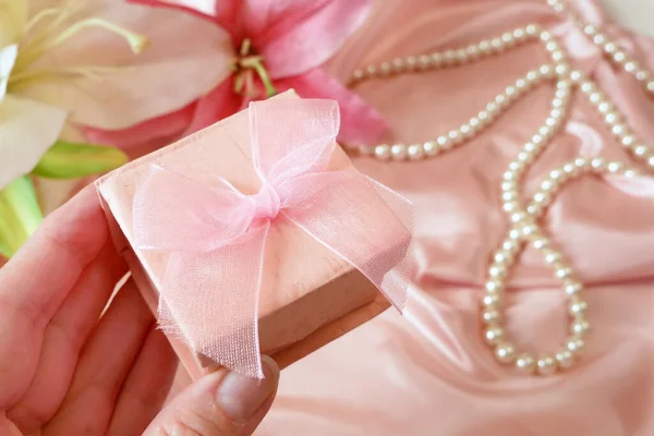 Geschenkbox Goldene Eheringe Perlenkette Und Rosa Blumenstrauß Hochzeitskonzept Nahaufnahme — Stockfoto