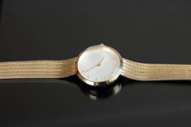 Siyah arka planda lüks el nöbeti, yakın plan.