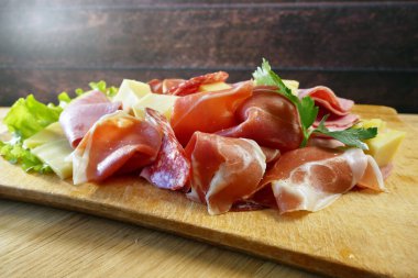 Soğuk Tütsülenmiş Et Tabağı, Antipasto, ahşap tabaklar. Dilimlenmiş jambon, jambon, jambon ve peynirli soğuk tütsülenmiş et tabağı. Uzayı kopyala Üst görünüm, yakın plan