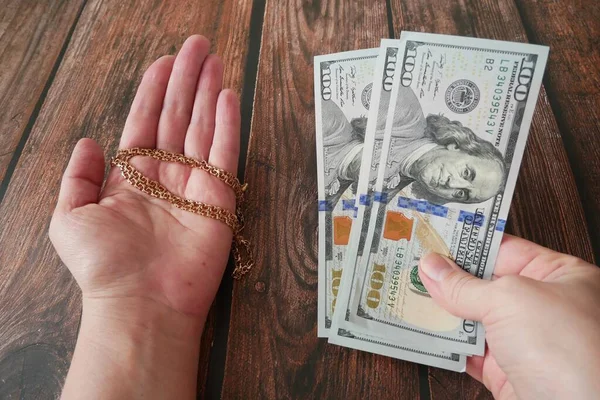 Geld Sieraden Pandjeshuis Kopen Verkopen Gouden Ketting Armband Hand Houten — Stockfoto