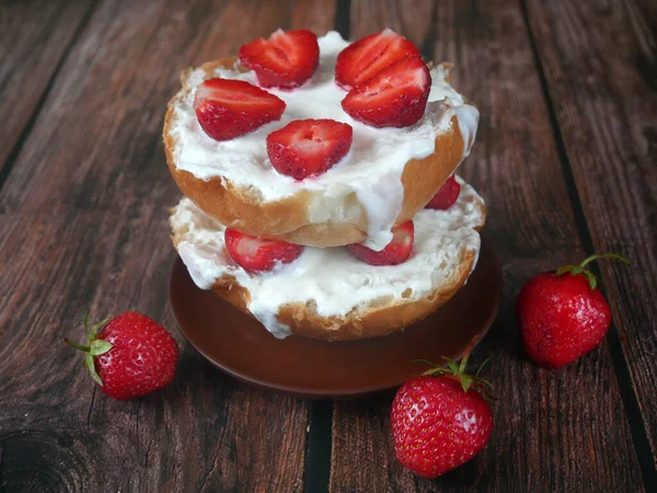 Cake Fresh Strawberries Whipped Milk Cream Closeup — Stock Photo, Image