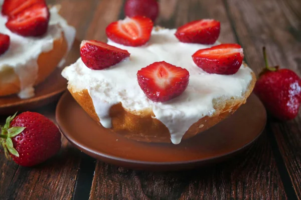 Cake Fresh Strawberries Whipped Milk Cream Closeup — Stock Photo, Image