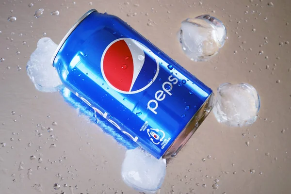 Pepsi Can Ice Pieces Carbonated Soft Drink Produced Manufactured Pepsico — Stock Photo, Image