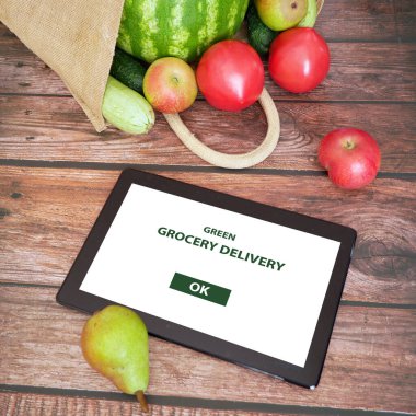 Organik sebzeler ve pamuk poşetindeki meyveler ve tablet bilgisayar, çevrimiçi pazar, ev konseptinde yeşil market teslimatı, online konsept satın al