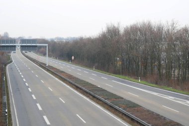 Alman Otobanı A4 'te bir sürü araba ve ray var. Açık havada.