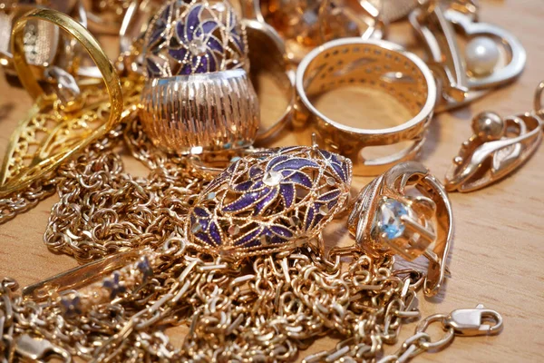 Schmuck Pfandleihe Und Kaufen Und Verkaufen Goldene Ringe Halskettenarmband Holzhintergrund — Stockfoto
